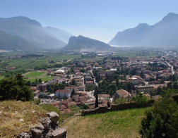 Arco - výhled na město, v pozadí za kopcem Lago Di Garda