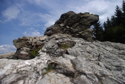 Nedaleko vysílače Ještěd - skalní útvar Kamenná vrata