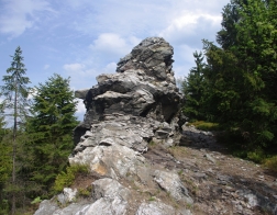 Nedaleko vysílače Ještěd - skalní útvar Kamenná vrata