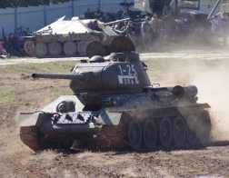 14. tankový den v Lešanech 2016 - tank T-34