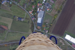 Let balónem nad Žatcem a okolím - pohled z balónu kolmo dolů