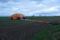 Let balónem nad Žatcem a okolím - přistání proběhlo relativně hladce za dálnicí D7