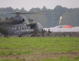 NATO days 2014 - ukázka leteckých vlastností - výsadek vojáků