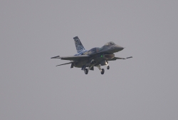 NATO days 2014 - řecká F-16 jde na přistání