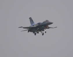 NATO days 2014 - řecká F-16 jde na přistání