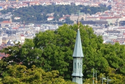 Praha - Petřínská rozhledna, v popředí věž zrcadlového bludiště, v pozadí Žižkovský vysílač