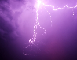 Česká republika - blesk zachycený při bouřce 20. 5. 2022 nedaleko Krkonoš